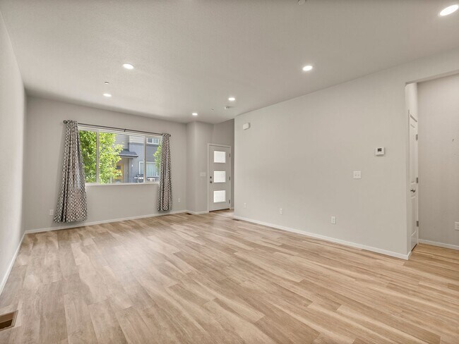 Building Photo - Beautiful 3 Bed 2.5 Bath Townhome in North East Fort Collins!