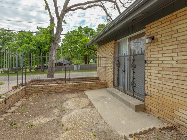 Building Photo - 1700 N Alexander Ln