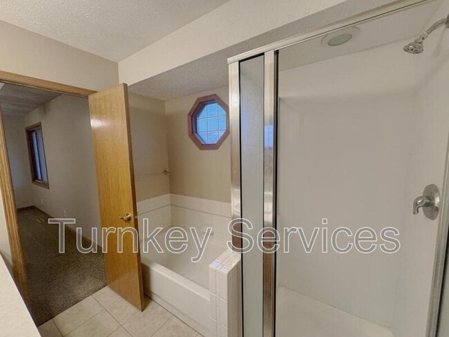 Building Photo - 2107 Queen Dr