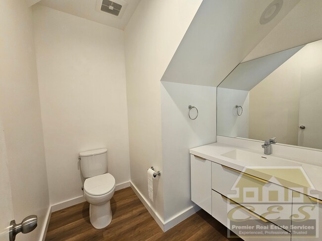 Building Photo - Modern Elegance Meets Timeless Charm – 4 bedroom 4 bath Home in North Oakland