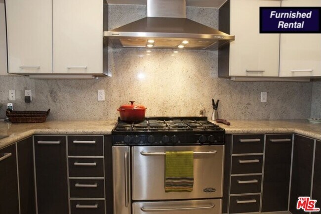 Building Photo - 1319 N Detroit St