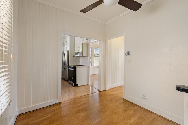 Building Photo - 3-bedroom, 2-bath single-family home with a covered porch and parking. Ideally located near Diamo...