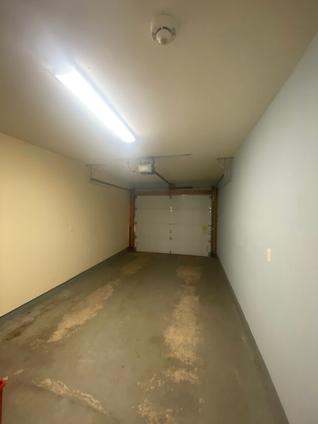 Building Photo - Beautiful 3 Bedroom, 2 1/2 Bath Townhome