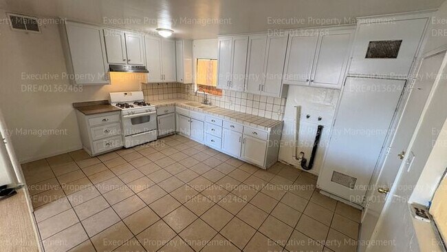 Building Photo - 3 bedroom 1 bathroom house located near E. California Ave/ Mt Vernon Ave