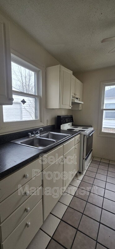 Building Photo - 4405 S Colonial Ave