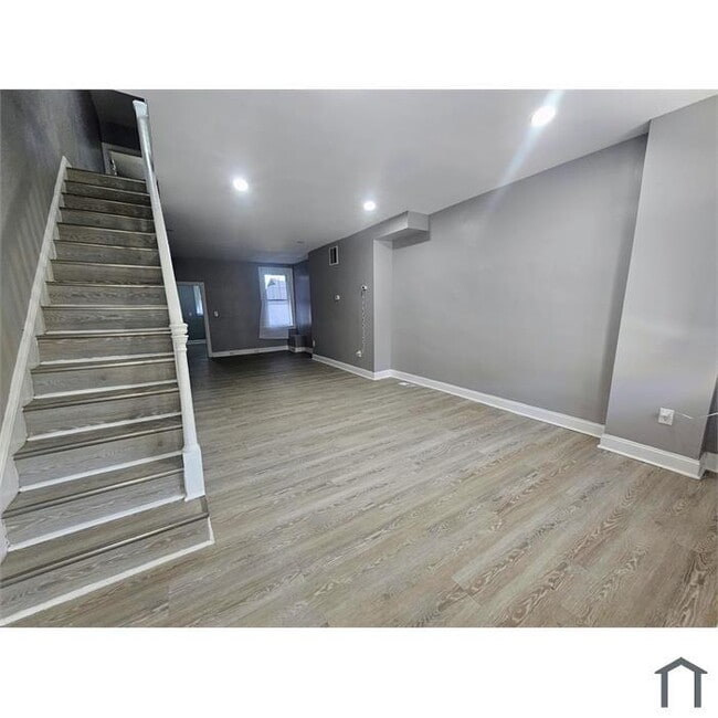 Building Photo - 3 Bedroom 2 Bathrooms