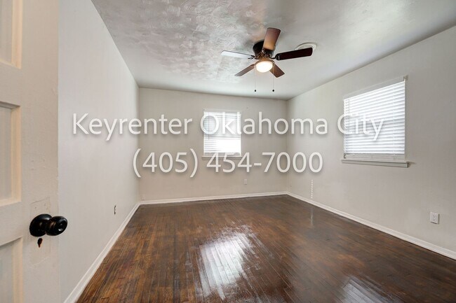 Building Photo - N Willow Ave Duplex