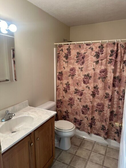 Building Photo - 2156 Hollow Rd