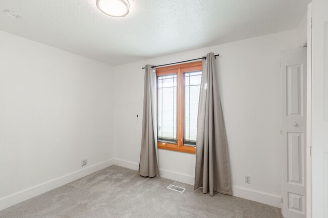 Building Photo - Heart of Eagle 4 Bed 2 Bath Home