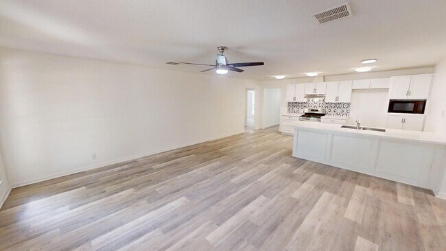 Building Photo - "Charming 3-Bed, 2-Bath Gem with 1,654 Sq ...