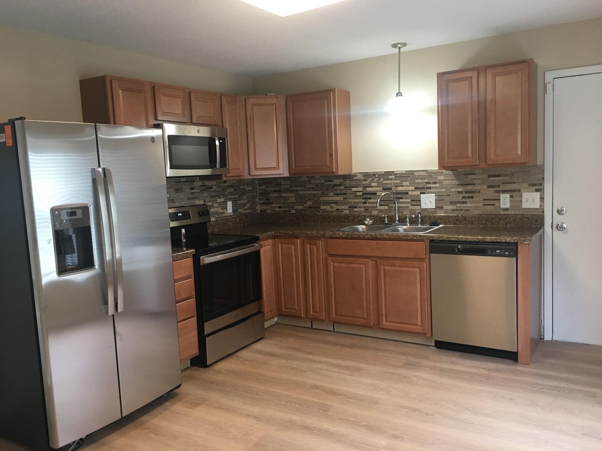 full kitchen - 602 Woodcrest Blvd