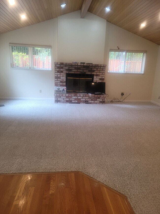Building Photo - Amazing 4 Bedrooms 2 full bathrooms and 2 ...
