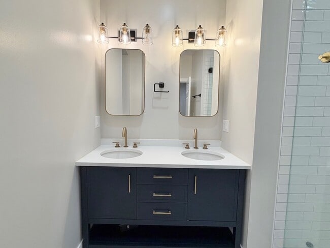 Building Photo - 4908 N Rockwell St