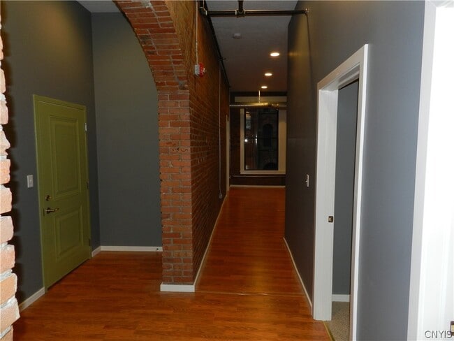 Building Photo - 317 S Clinton St