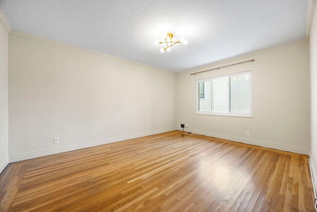 Building Photo - Stunning 2-Bed, 1-Bath Condo in the Heart ...