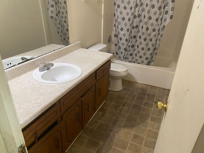 Building Photo - Large three Bedroom Home
