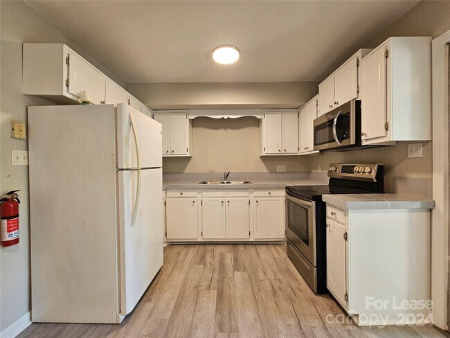 Building Photo - 407 S Chester St