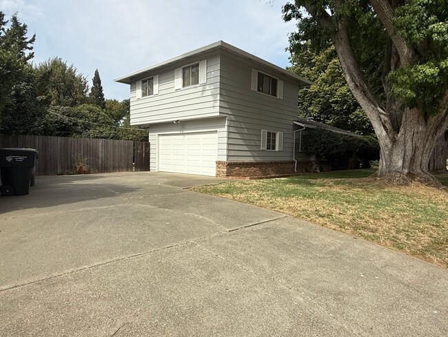 Building Photo - Spacious 3 bed 2 bath home available now!