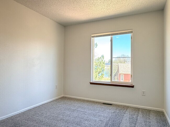 Building Photo - Single-Family Home in Littleton!