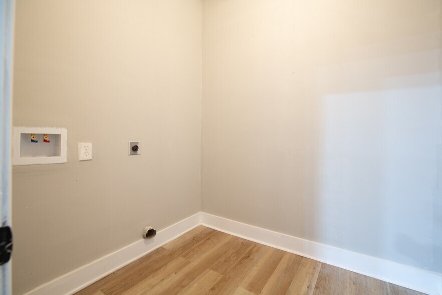 Building Photo - 800 Post Road Cir