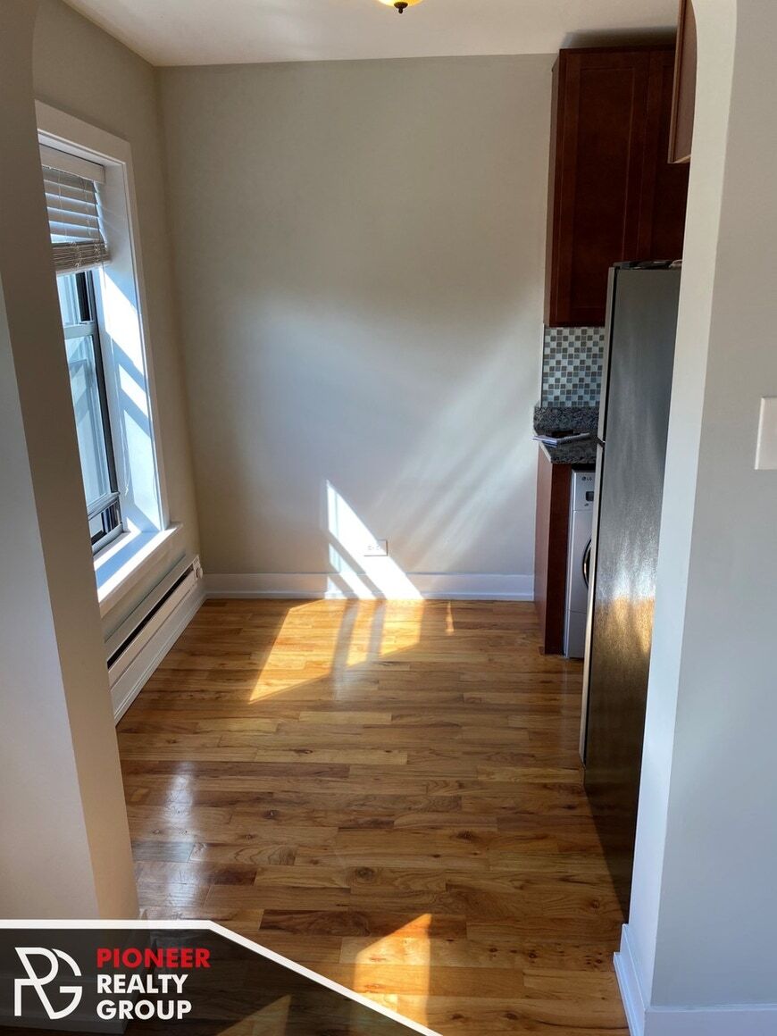 Building Photo - 556 W Arlington Pl