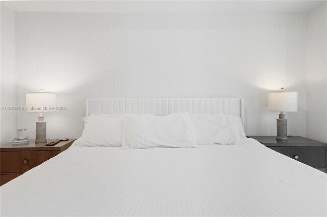 Building Photo - 1000 Brickell Plaza