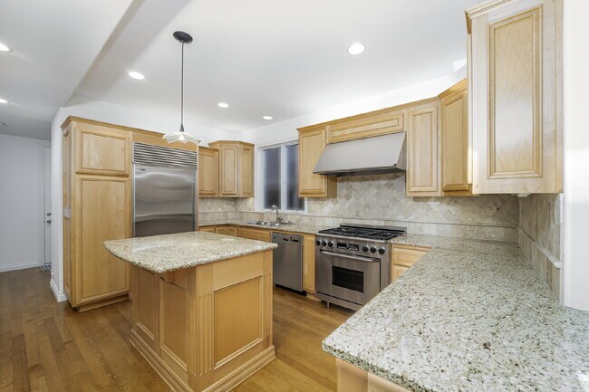 Building Photo - 119 Opal Ave