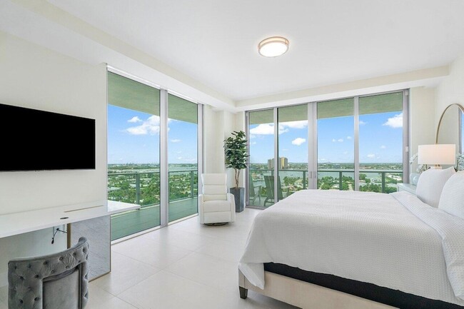 Building Photo - 3100 N Ocean Dr