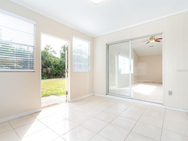 Building Photo - 1609 E Cypress Point Dr
