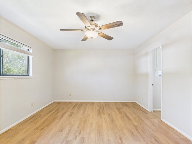 Building Photo - 2-Bed Duplex on Frederick Road !"
