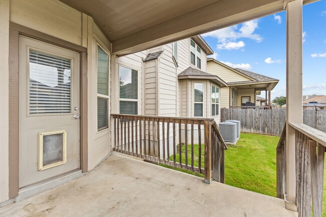 Building Photo - 5 Bedroom/3.5 Bath Saddle Creek Subdivision