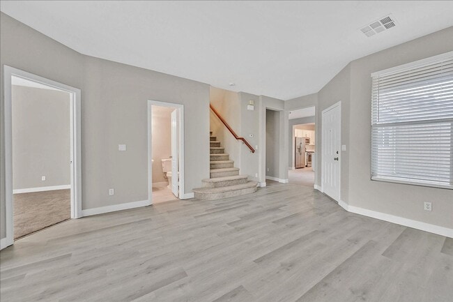 Building Photo - Great 4 bedroom home with a spacious kitchen in a great location!