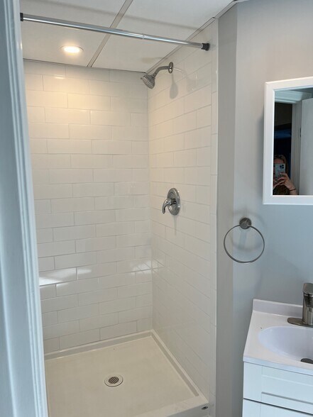 Building Photo - 410 Hillview Plz