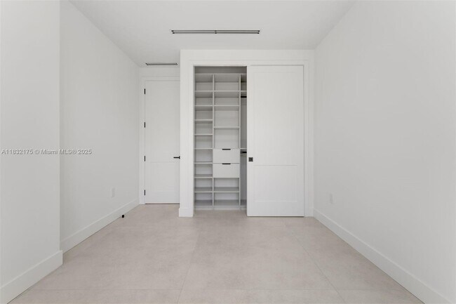 Building Photo - 3270 Gifford Ln