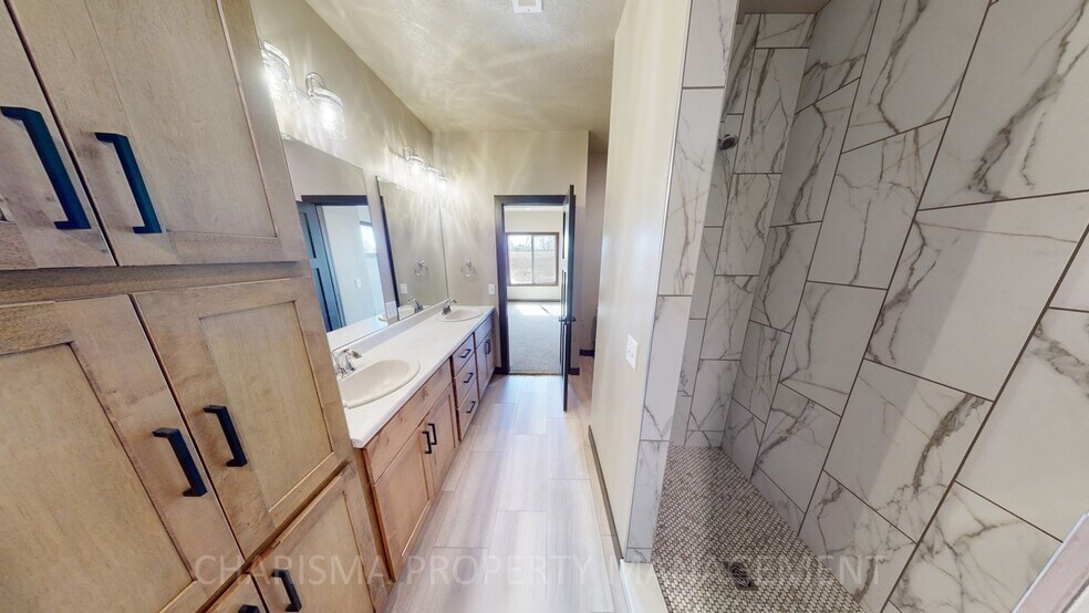 Building Photo - 4526 W Graceland Pl