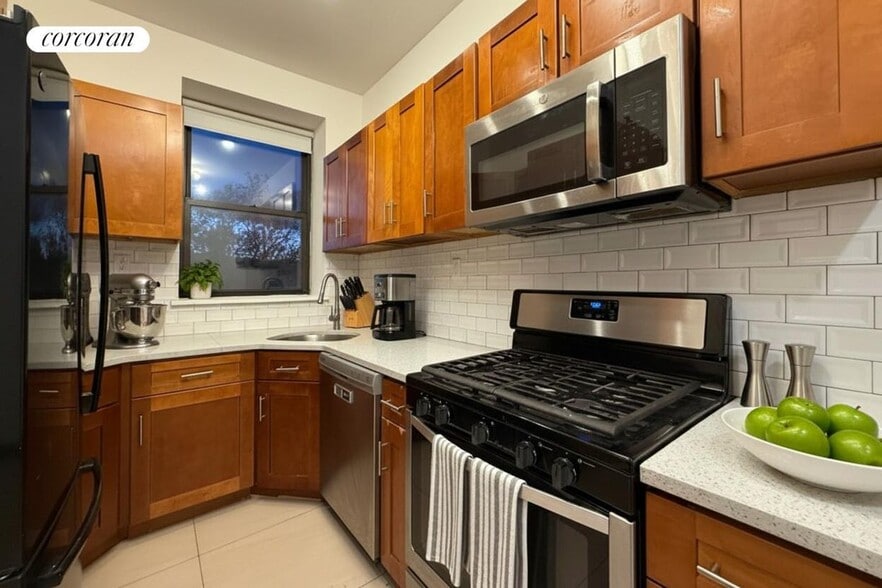 Building Photo - 373 Tompkins Ave