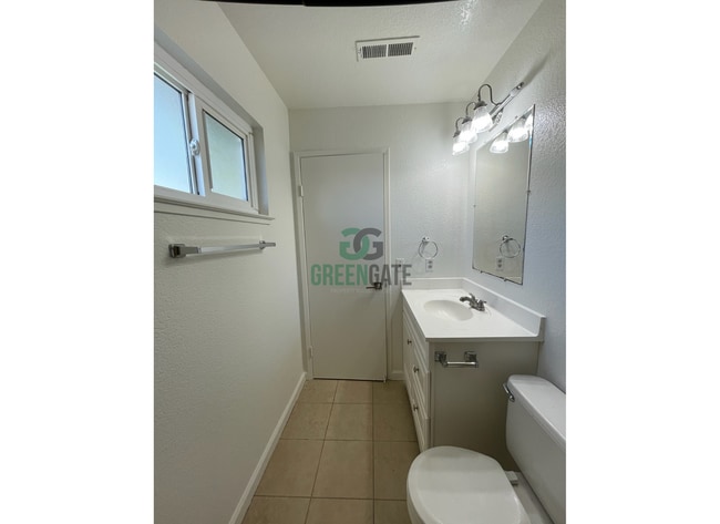 Building Photo - NOW AVAILABLE! Beautiful 3 Bedroom, 2 Bathroom Home Located in Ripon, CA