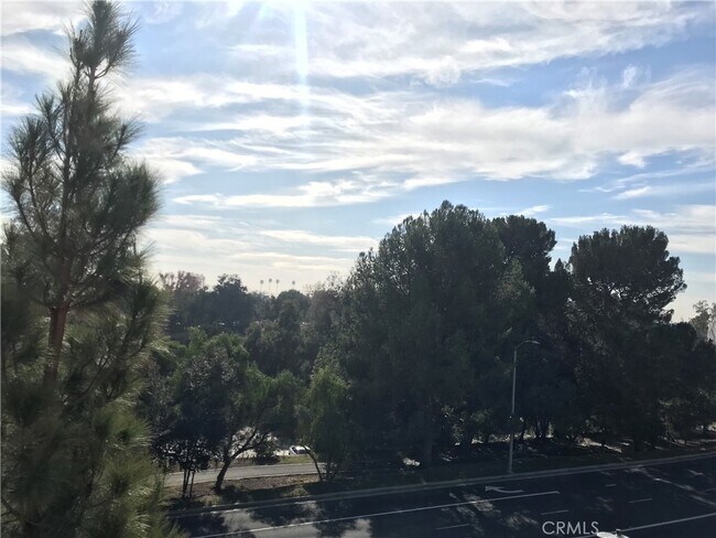 Building Photo - 367 E Memory Ln