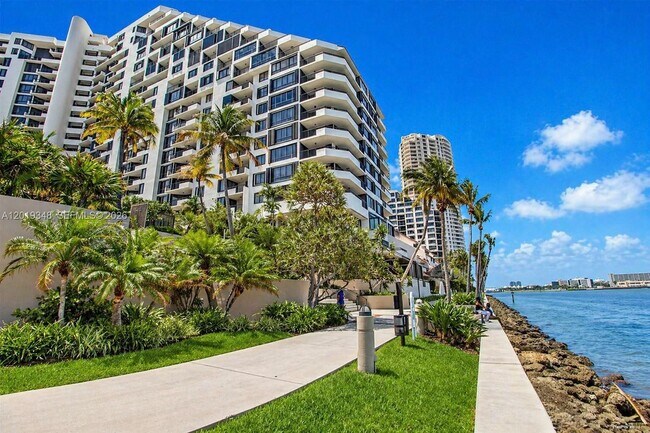 Building Photo - 520 Brickell Key Dr