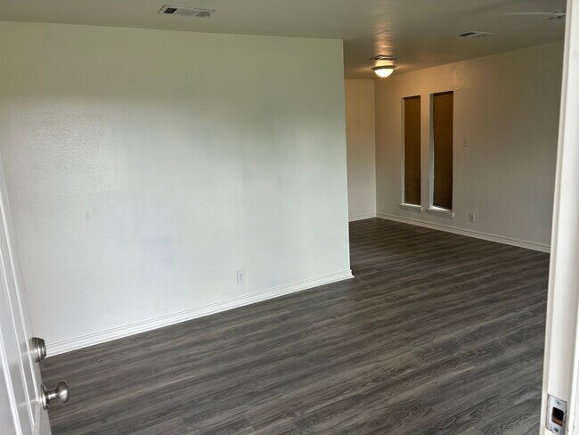 Building Photo - 2706 N Hickory St