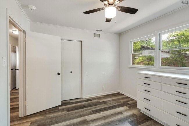 Building Photo - 2108 Granada Dr