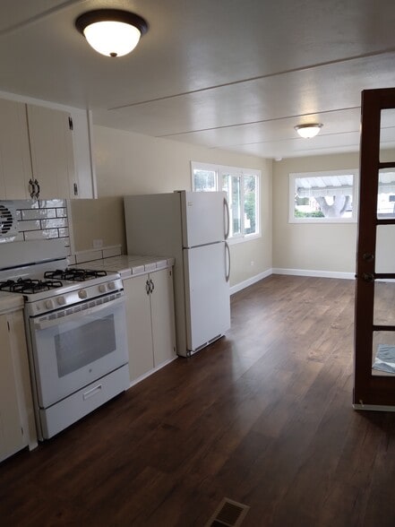 Kitchen - 3300 Portola Dr