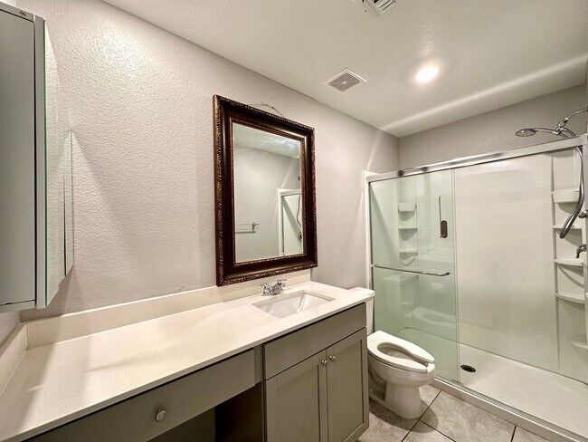 Building Photo - Montecito 60