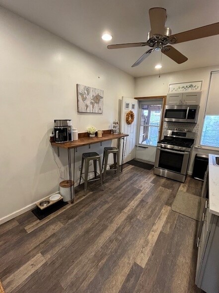 Building Photo - 185 1/2 Home St