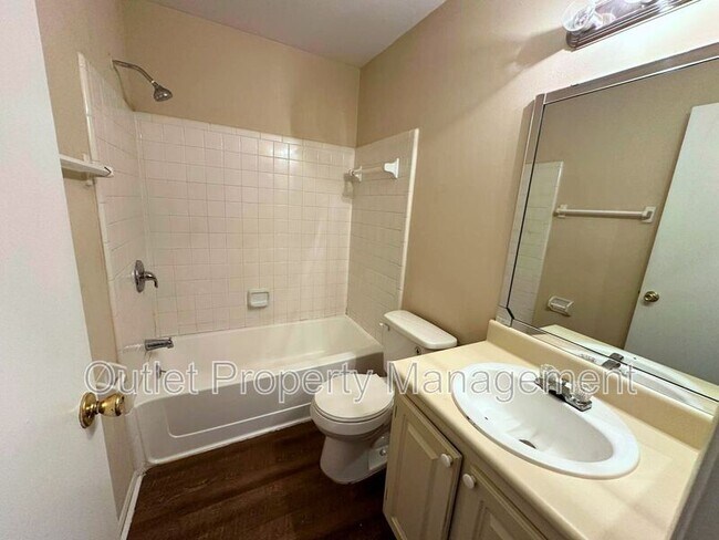Building Photo - 670 Kenwick Cir