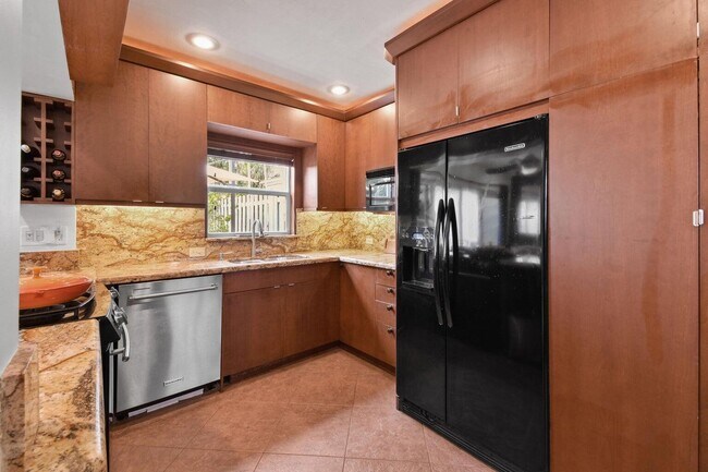 Building Photo - 1219 N Lakeside Dr