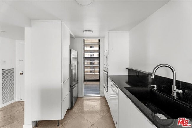 Building Photo - 4314 Marina City Dr
