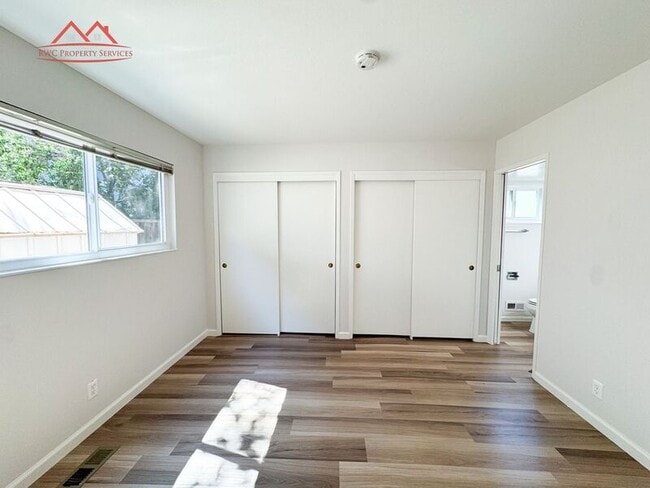 Building Photo - 411 College Ave