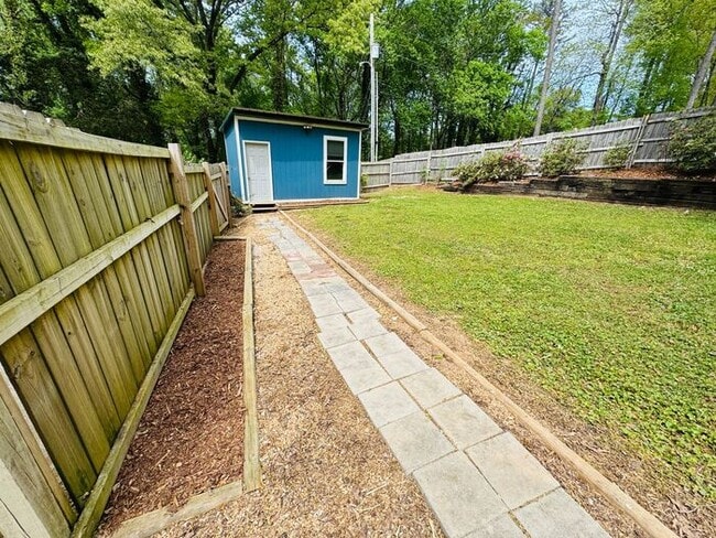 Building Photo - Fenced yard!