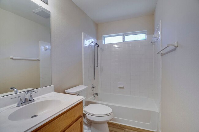 Building Photo - 1013 Lantana Ln